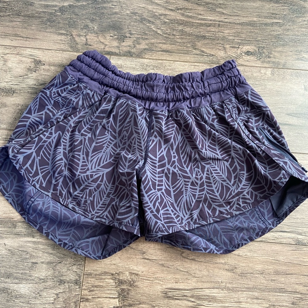 Lululemon tracker 3 navy banana leaf shorts